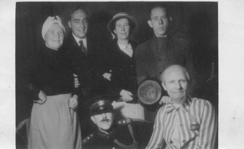 Klik voor foto in apart venster toneelclub_soestdijk_bovenste_rij_rechts_dirk_van_den_broek_1916_2011_hondenhok.jpg